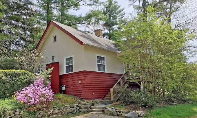 Flat Rock Cabaña | The Waterlily Cottage-2 Bedrooms /2 bathroom cottage -located in Flat Rock,NC-