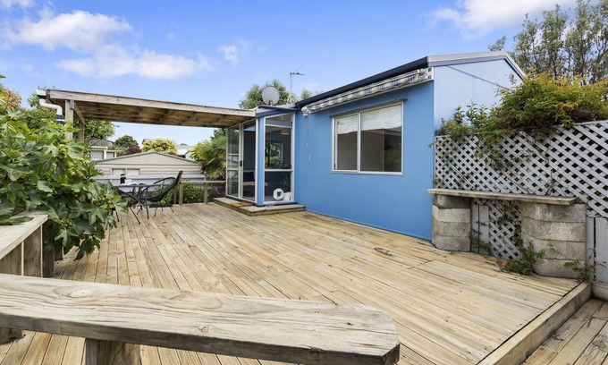 Waikanae Casa | The Wee Blue Bach - Waikanae Beach Holiday Home