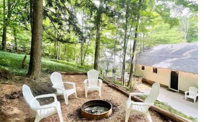 Beulah Cabaña | THE WEEKENDER ↠ CRYSTAL LAKE GETAWAY