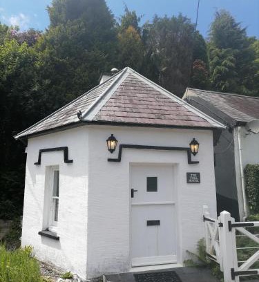 Cwmduad Casa | The Welsh Toll House