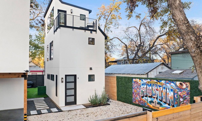 East Cesar Chavez Casa | The West Twin Oasis - Hot Tub near Downtown Austin