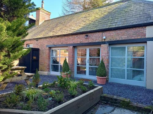 Denbigh Casa | The West Wing at Eriviat Hall Hot Tub