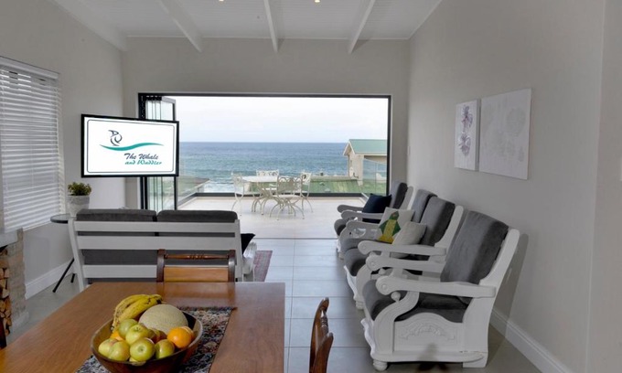 Kleinmond Apartamento | The Whale and Waddler - Unit with a view