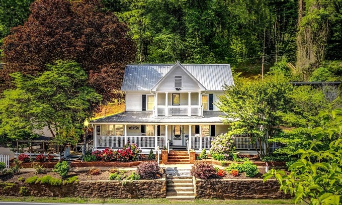 Sylva Casa | The Whistle Stop – A Timeless Charm / Nostalgic