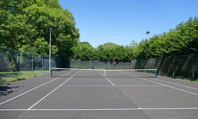 Upper Dicker Casa | The White Cottage with Tennis Court, Hot Tub, BBQ