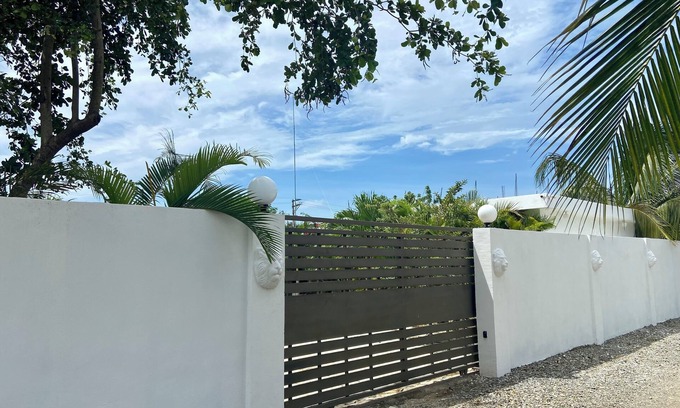 Juan Dolio Cama Y Desayuno | The white rock villa this 9 bedroom 9 bathroom offer fee continental breakfast