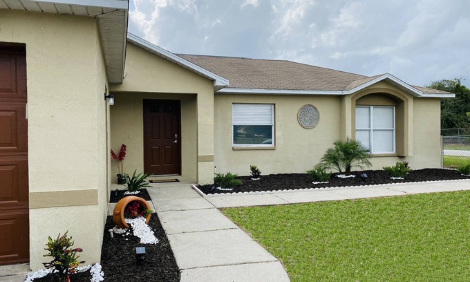 Spring Hill Casa | The White Elephant House