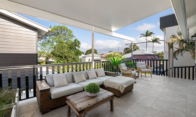 Hamilton Apartamento | The White Home Ascot - Charming 3 Bedroom with Large Outdoor Deck