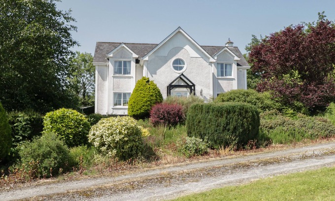 Drumshanbo Cabaña | THE WHITE HOUSE, family friendly in Drumshanbo, County Leitrim