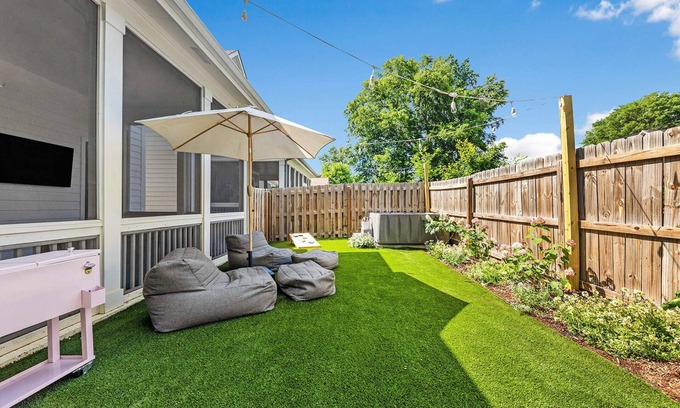 Hope Gardens Casa | The White House - Hot Tub + 1.2 miles to Broadway.