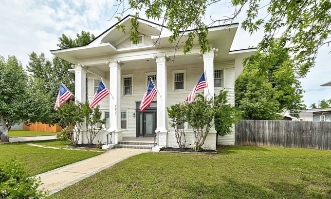 Central Oklahoma City Casa | The White House OKC + Wedding Venue- a historical remodel for 10 people