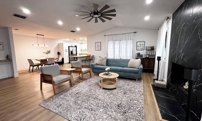 Lakeland Casa | The White House+Pet Friendly