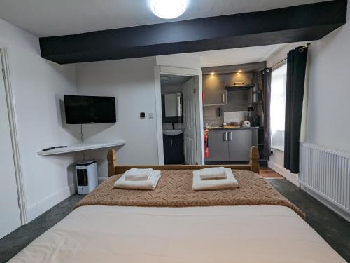 Yate Apartamento | The White Lion Hotel, Church Road, Yate BS37 5BG Self-check-in FREE PARKING Walk away from the centre of Yate!