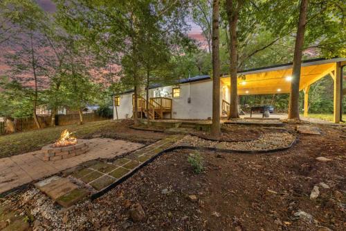Eagleton Village Casa | The White Lodge 4BDR Sleeps 8 with Fire Pit