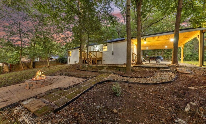 Eagleton Village Cabina | The White Lodge | 4BDR | Sleeps 8 with Fire Pit!