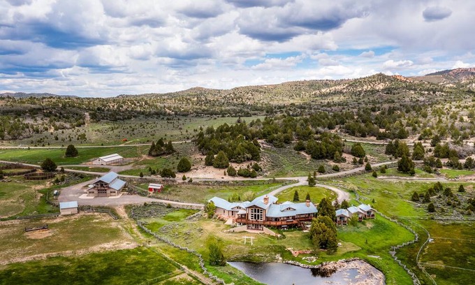 Alton Cabina | The Wildflower Majestic Lodge Near Zion and Bryce, sleeps 18+, private ranch