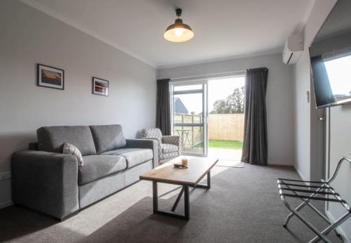 Brixton Apartamento | The Window Seat - pet-friendly 1BR apartment
