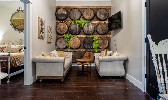Marthasville Cama Y Desayuno | The Wineaux! Wine Country charm in Marthasville,MO