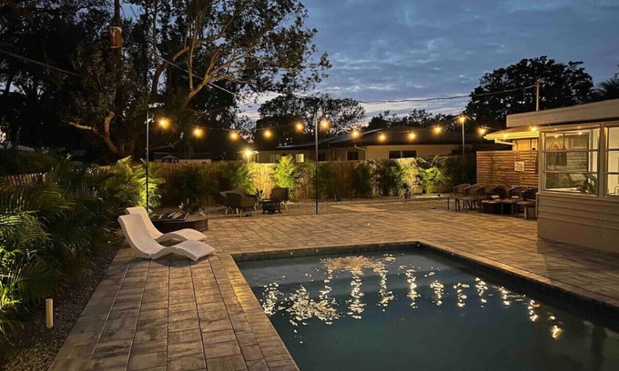 Arlington Park Apartamento | The Wisteria Oasis With heated pool and hot tub