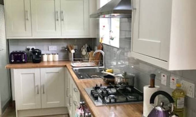 Headington Casa | The Woodfarm Lodge - 3 Bedroom House with parking