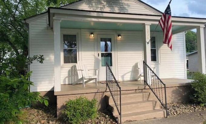 Buena Vista Cabaña | The Woodland Cottage charming 2 bedoom one bath with deck on back, covered front