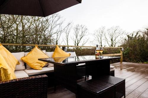 Poulton-le-Fylde Casa | The Woodland Lodge - Wood Fired Hot Tub and Firepit