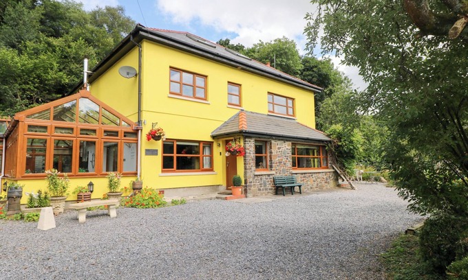 Narberth Cabaña | THE WOODLANDS LOWER LEVEL, family friendly in Stepaside