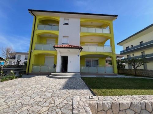 Milcetici Apartamento | The Yellow House
