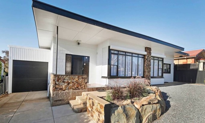 Blair Athol Casa | The Zebra - 4Bdrm, Slps 8, 2 Bathrm, Wi-Fi, Solar