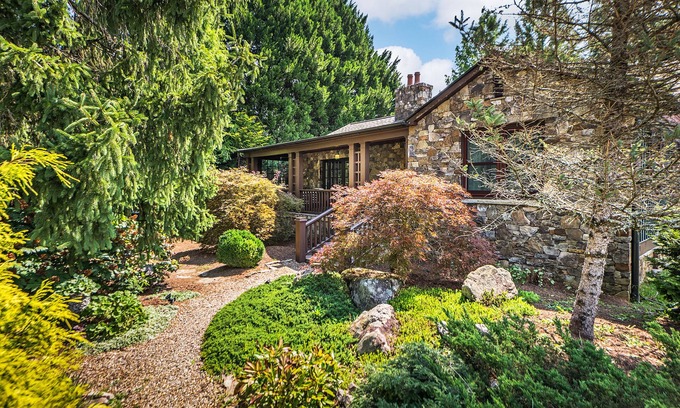 Hendersonville Casa | The Zen Den-Beautiful Home/Gardens/Walk to Downtown/Gas BBQ/Hot Tub/Fire Pit