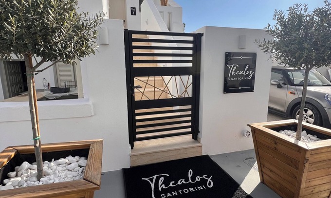 Pyrgos Cama Y Desayuno | THEALOS SANTORINI close to square