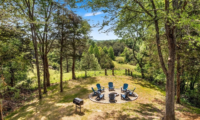 Sevierville Cabina | Theater ~ Sauna ~ Hot Tub ~ View ~10 mins to Pigeon Forge, 25 mins to Gatlinburg