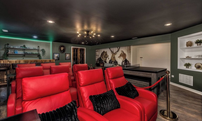 Asheville Casa | Theater-Speakeasy-Arcade-Games-Hot Tub-Dogs ok- near downtown and Biltmore