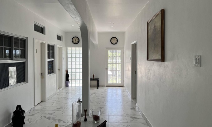 Porus Apartamento | Thebreeze can accommodate up to 30 people