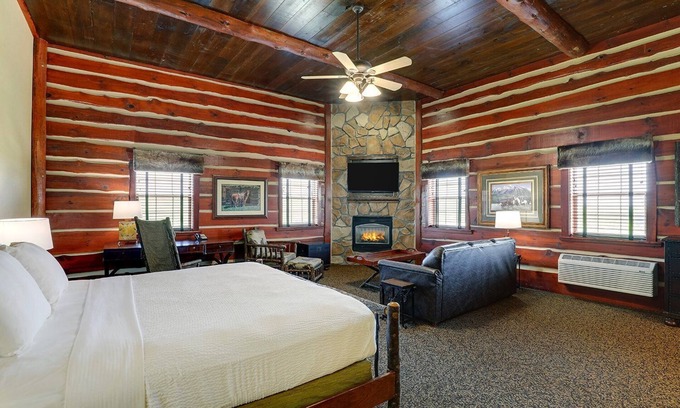 Columbia Hotel | Theme Suite w/ Whirlpool, Living Area & Fireplace! Stoney Creek, Pool
