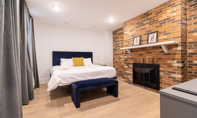 Gayborhood Apartamento | Thena Hotel - Oversized 1 Bedroom