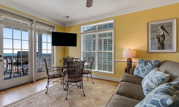 Folly Beach Villa | Condominio en el tercer piso con vistas al océano y piscina / jacuzzi compartidos.