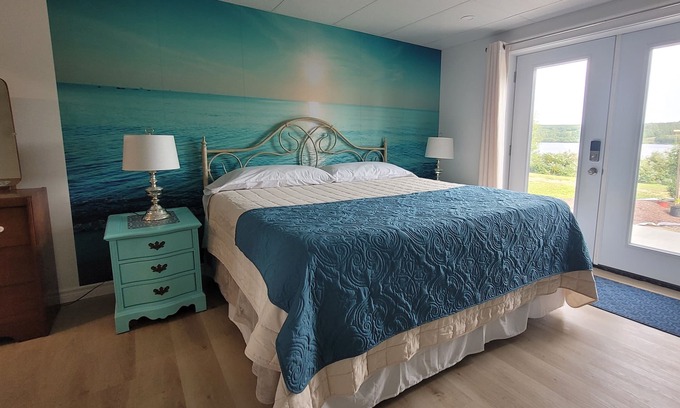 Woodstock Apartamento | This 2 bedroom, 2 bathroom waterfront property offers fantastic river views!