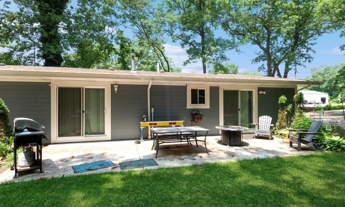Michigan City Apartamento | This 3 bedroom, 2 bathroom home is in a scenic area but closes to Indiana Dunes National Park.