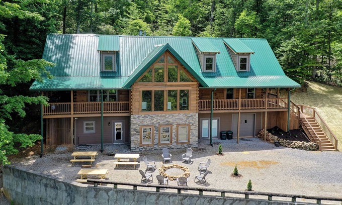 Townsend Cabina | This 5 bedroom 5 bath log cabin with spectacular views, secluded, & Hot-tub
