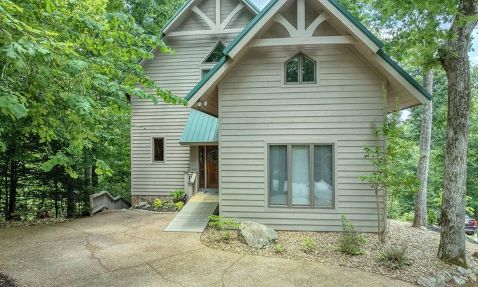 Townsend Cabina | This Amazing home has much to offer ,spacious rooms & and a hot-tub for relaxing