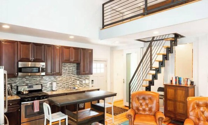 Lake Claire Apartamento | This apartment is a 2 bedroom(s), 1 bathrooms, located in Atlanta, GA.
