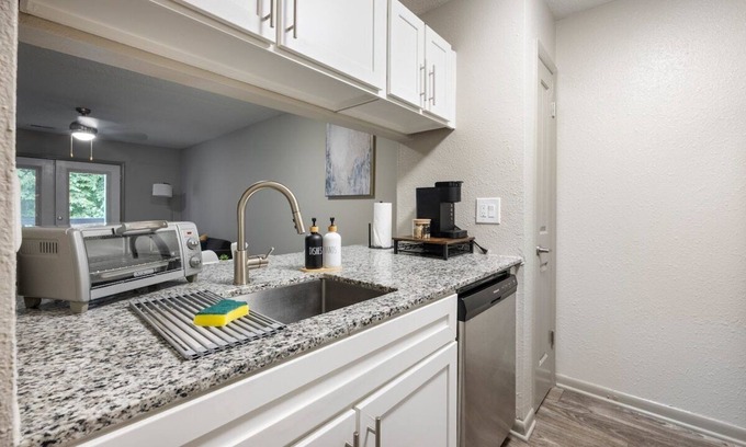 Chapel Hill Apartamento | This apartment is a 2 bedroom(s), 2 bathrooms, located in Carrboro, NC.