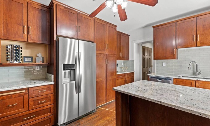Historic South Hill Apartamento | This apartment is a 5 bedroom(s), 2 bathrooms, located in Lexington, KY.
