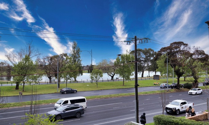 Melbourne Apartamento | This apartment is a 2 bedroom(s), 2 bathrooms, located in Melbourne, VIC.
