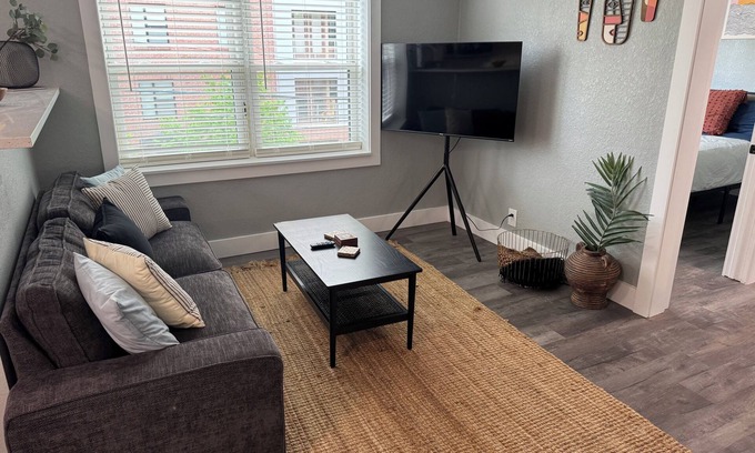 Country Club Plaza Area Apartamento | This apartment is a 1 bedroom(s), 1 bathrooms, located in Kansas City, MO.