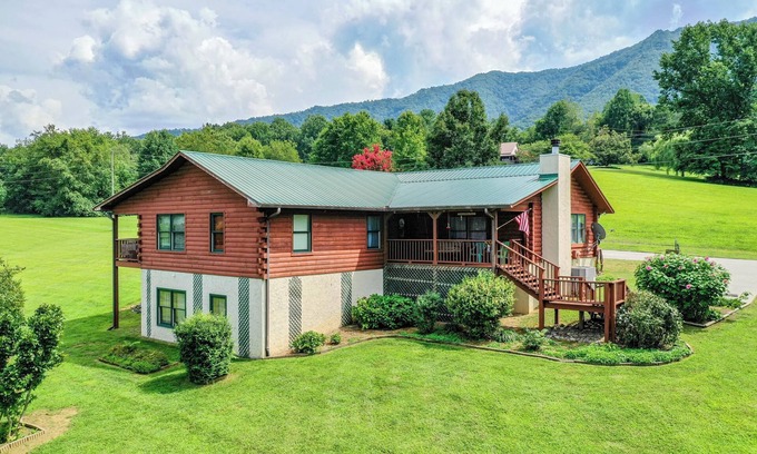 Townsend Cabina | This Beautiful Cabin with Mountain views is the Perfect getaway!