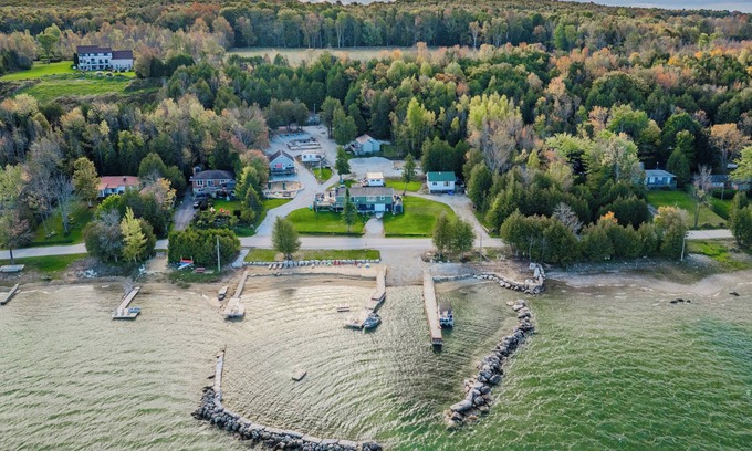 Wiarton Cabina | This cabin is a 2 bedroom(s), 1 bathrooms, located in Wiarton, Ontario.