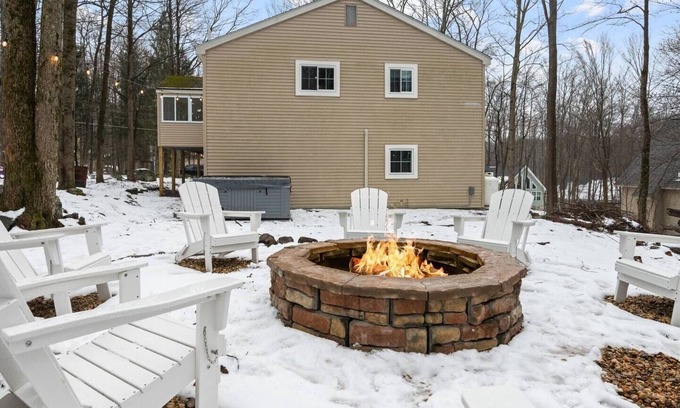 Thornhurst Chalet De Esquí | This chalet is a 4 bedroom(s), 3 bathrooms, located in Coolbaugh Township, PA.