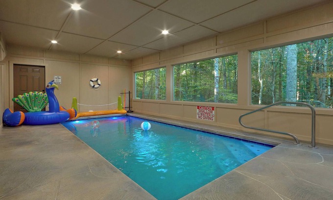 Gatlinburg - Pigeon Forge Complejo | This charming retreat comfortably sleeps 12 people!